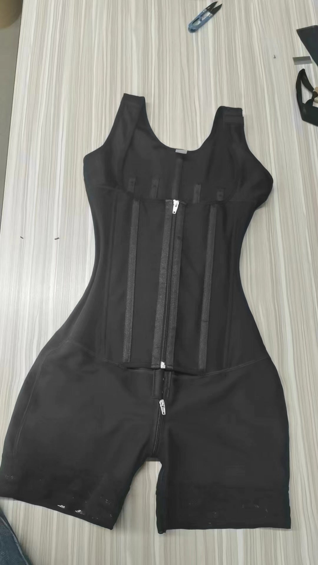 Nahtloser Bodysuit mit Hip Lifting, Bauchstraffung und Bruststütze – Doppellagig und formgebend